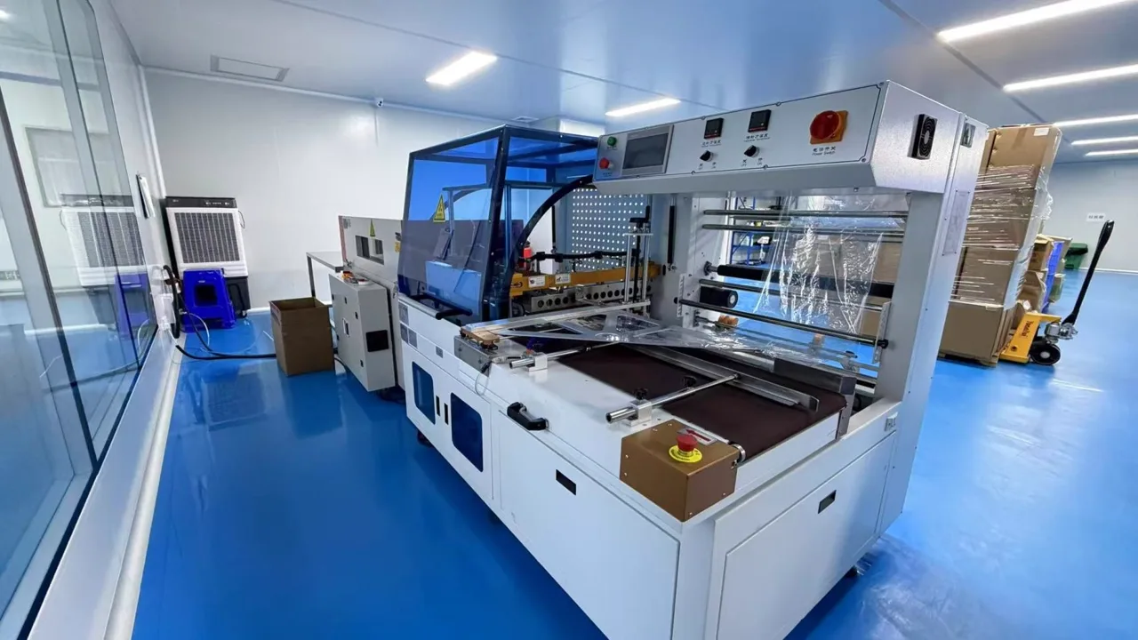 Heat-shrink film packaging machine with a conveyor